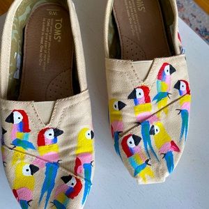 Size 5 Womens hand painted Jimmy Buffet parrot themed Toms